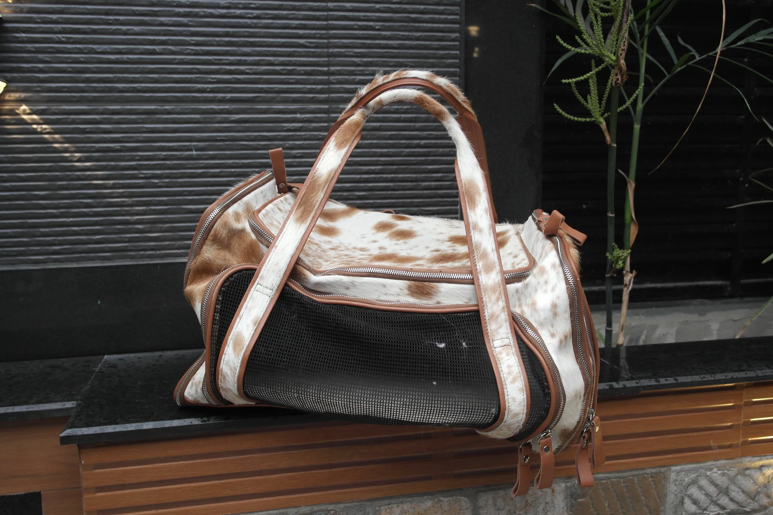 Premium Quality Cowhide Leather Pet Carrier Bag for Cats and Dogs